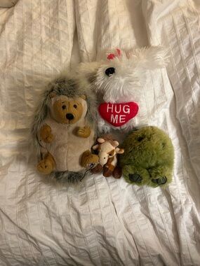 Lot of Stuffed Animals: Dog, Hedgehog, Giraffe, Turtle